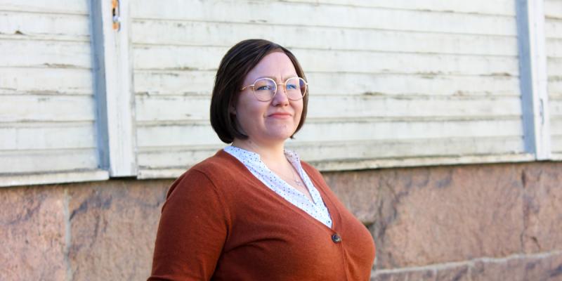 Tutkija Johanna Latva valokuvattuna Turun yliopistolla. 