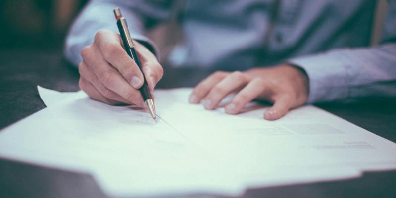 Ihminen kirjoittaa.