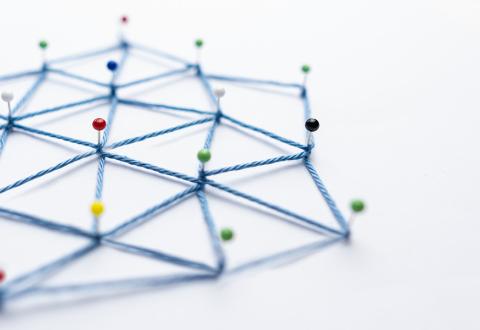 Nuppineuloja yhdistettynä langalla