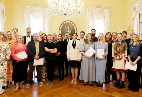 Ryhmäkuva tiedonjulkistamisen valtionpalkinnon saajista. 